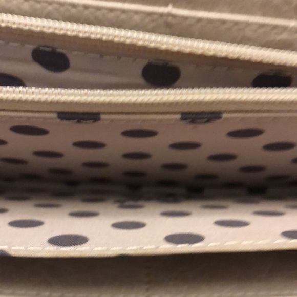 NWOT GUESS Wallet - Picture 8 of 8